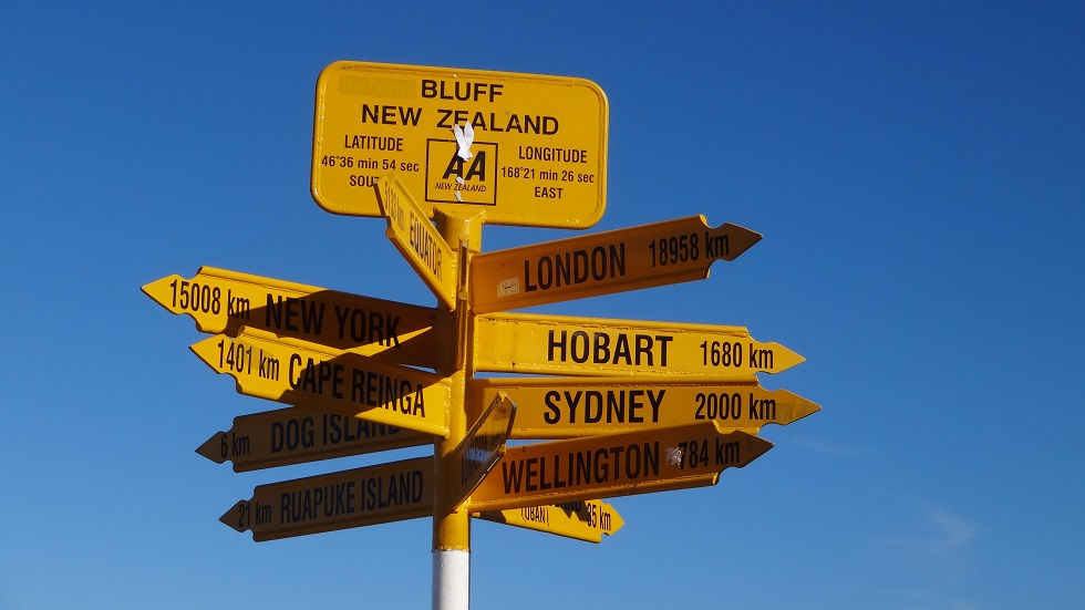 Schild mit Entfernungen in Neuseeland