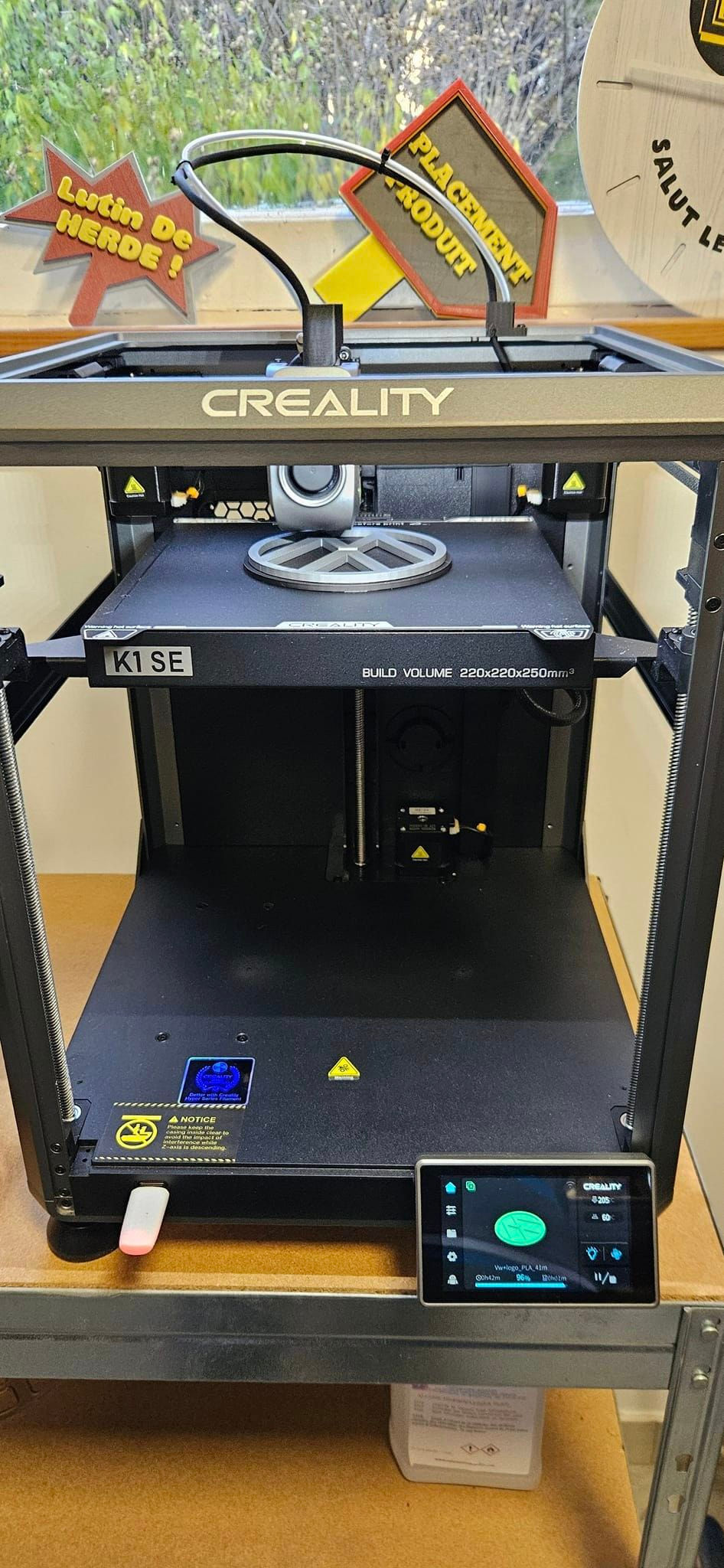 Refaire une pièce plastique en 3D : Guide complet pour recréer un logo VW ou une autre pièce de voiture.