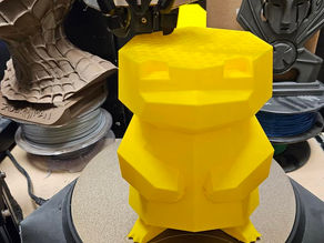 Impression d'un Pikachu en 3D avec l'imprimante FLSUN V400 et le filament CAPIFIL3D jaune.