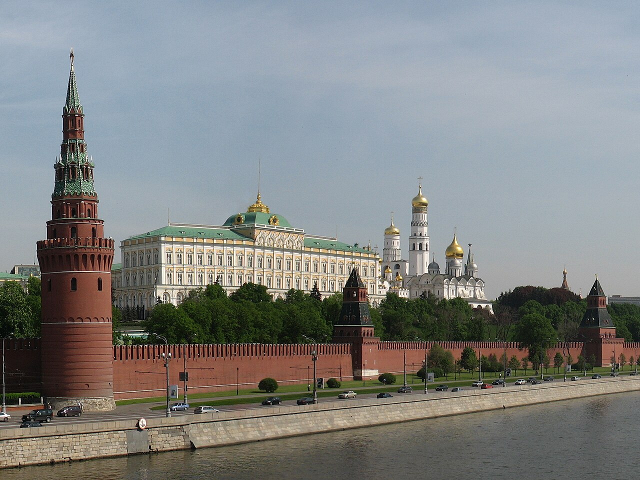 Russia Cracks Open a Legal Crypto Lane for Sanctioned Trade — But the Cash-Out Still Slams Into a Wall