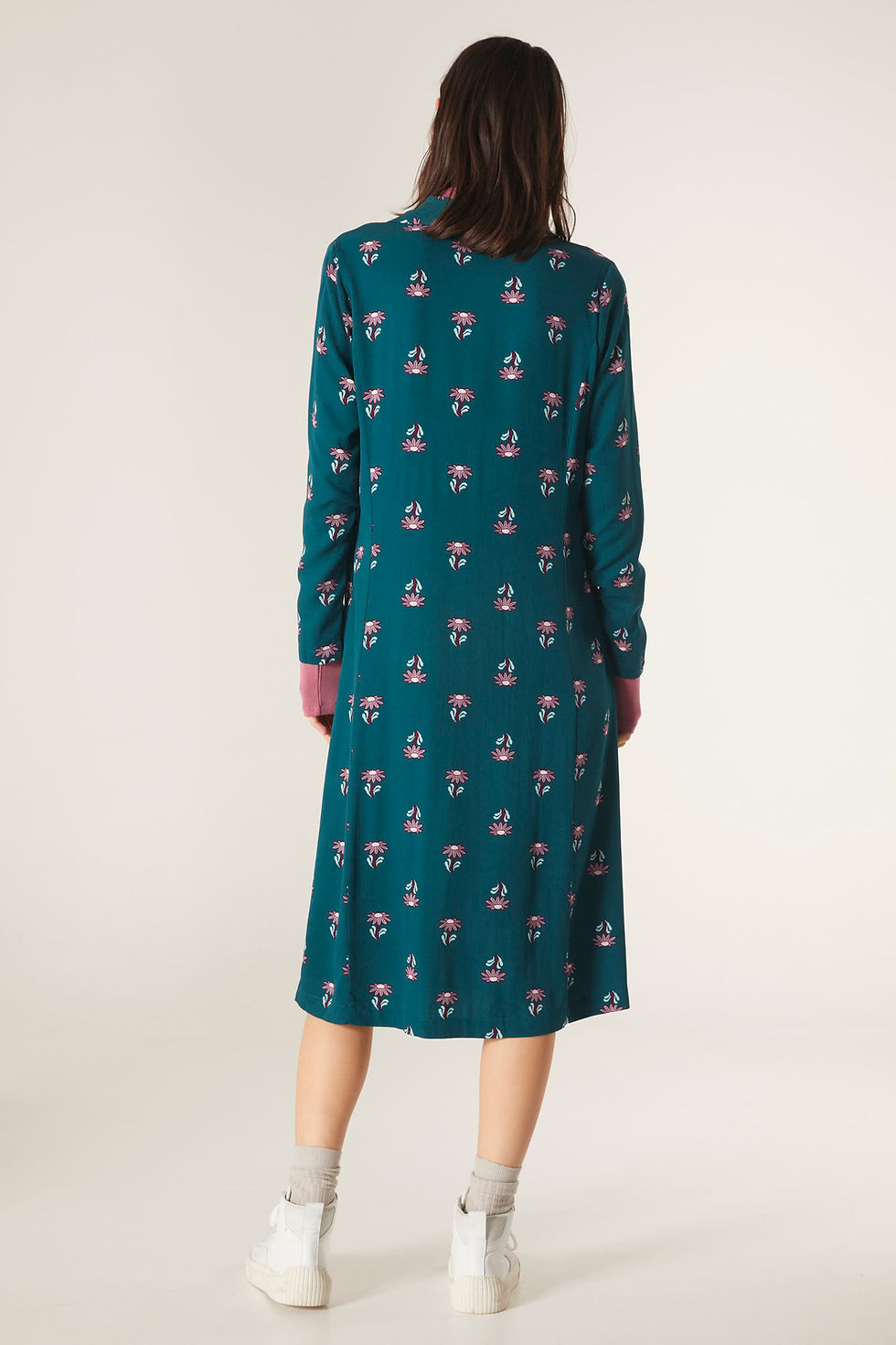 Miniatura: VESTIDO MIDI EVASÉ DE MANGA LARGA Y ESTAMPADO FLORAL DE MARGARITAS