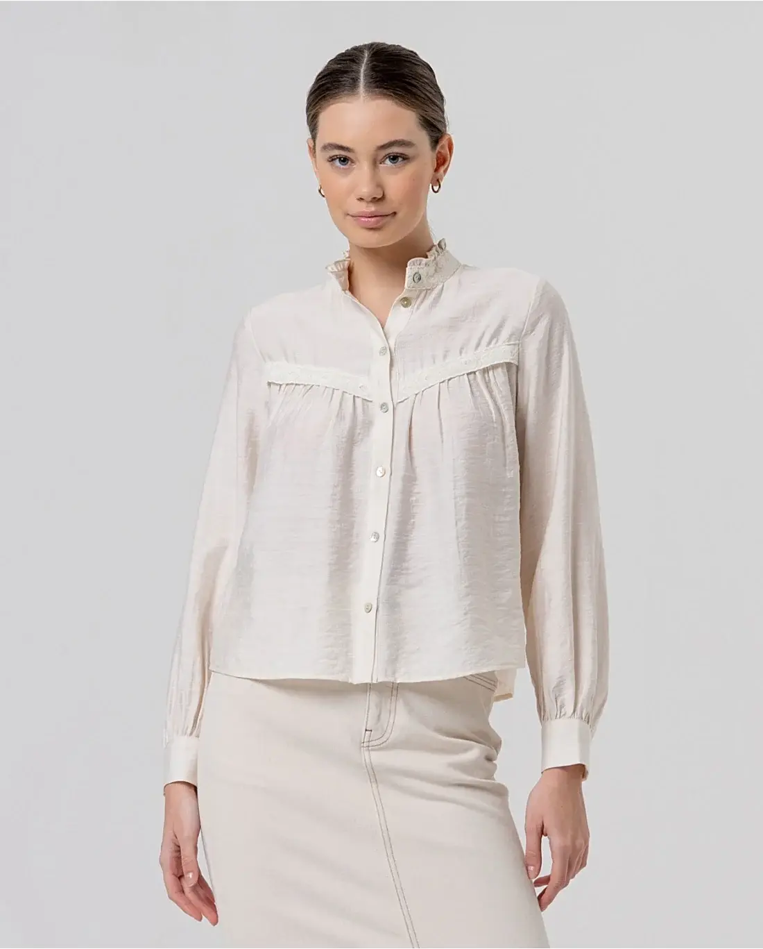 Blusa de cuello alto con encaje guipur Crudo