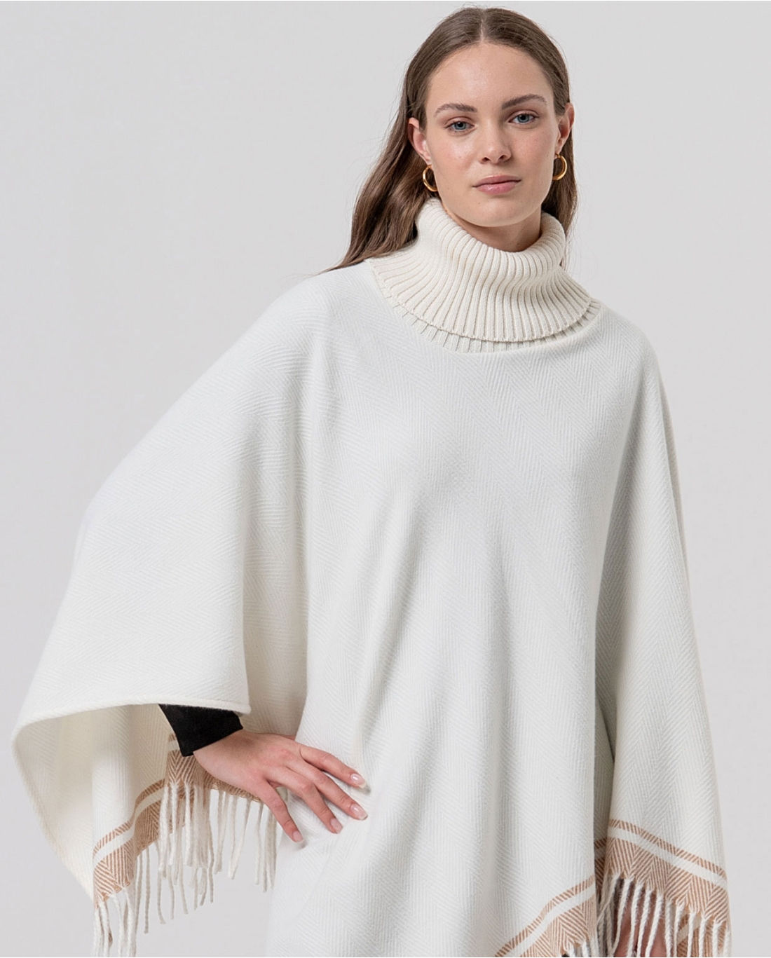 Poncho de punto con cuello alto y flecos Crudo