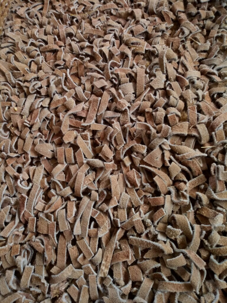 8' X 8' CLIPPED LEATHER RUG
