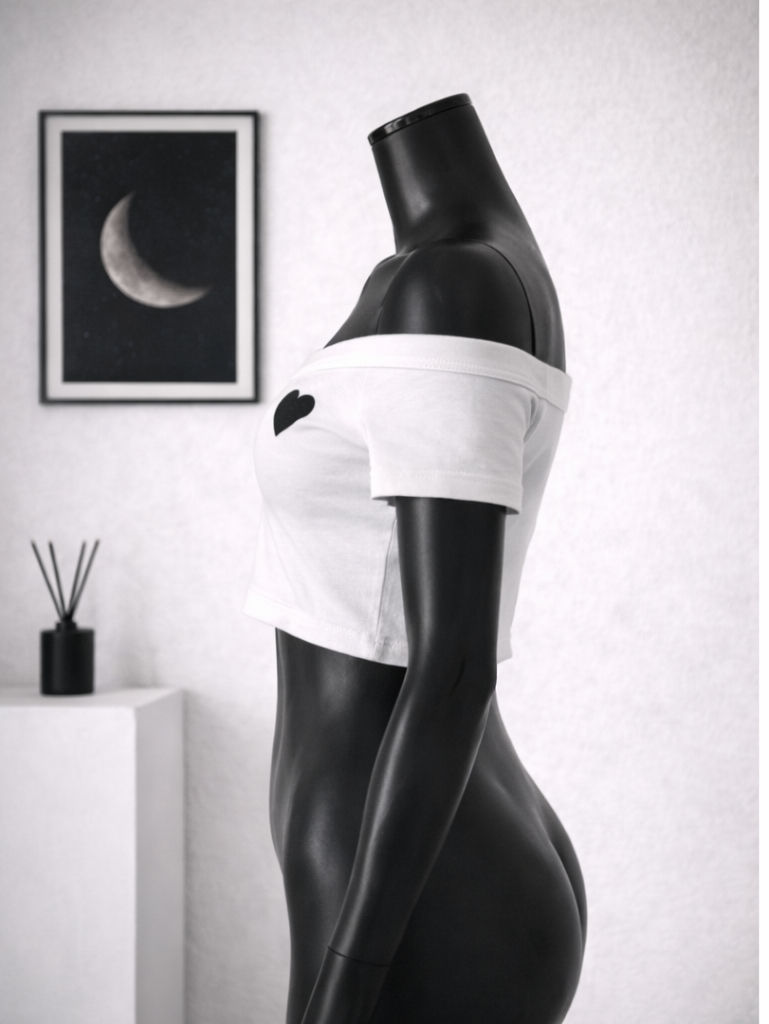 Küçük resim: omuz açık crop top kadın beyaz y2k barbiecore dark stil yan görünüm