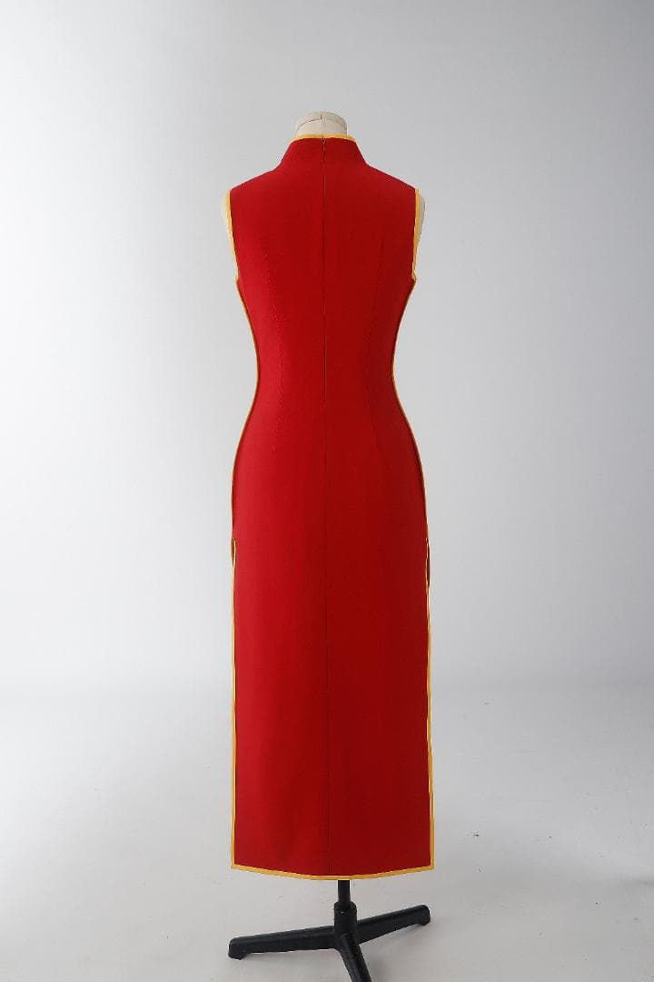 Küçük resim: Crimson Kagura kırmızı kolsuz uzun cosplay elbisesi, hakim yaka ve yırtmaç detaylı, cansız manken arka görünüm