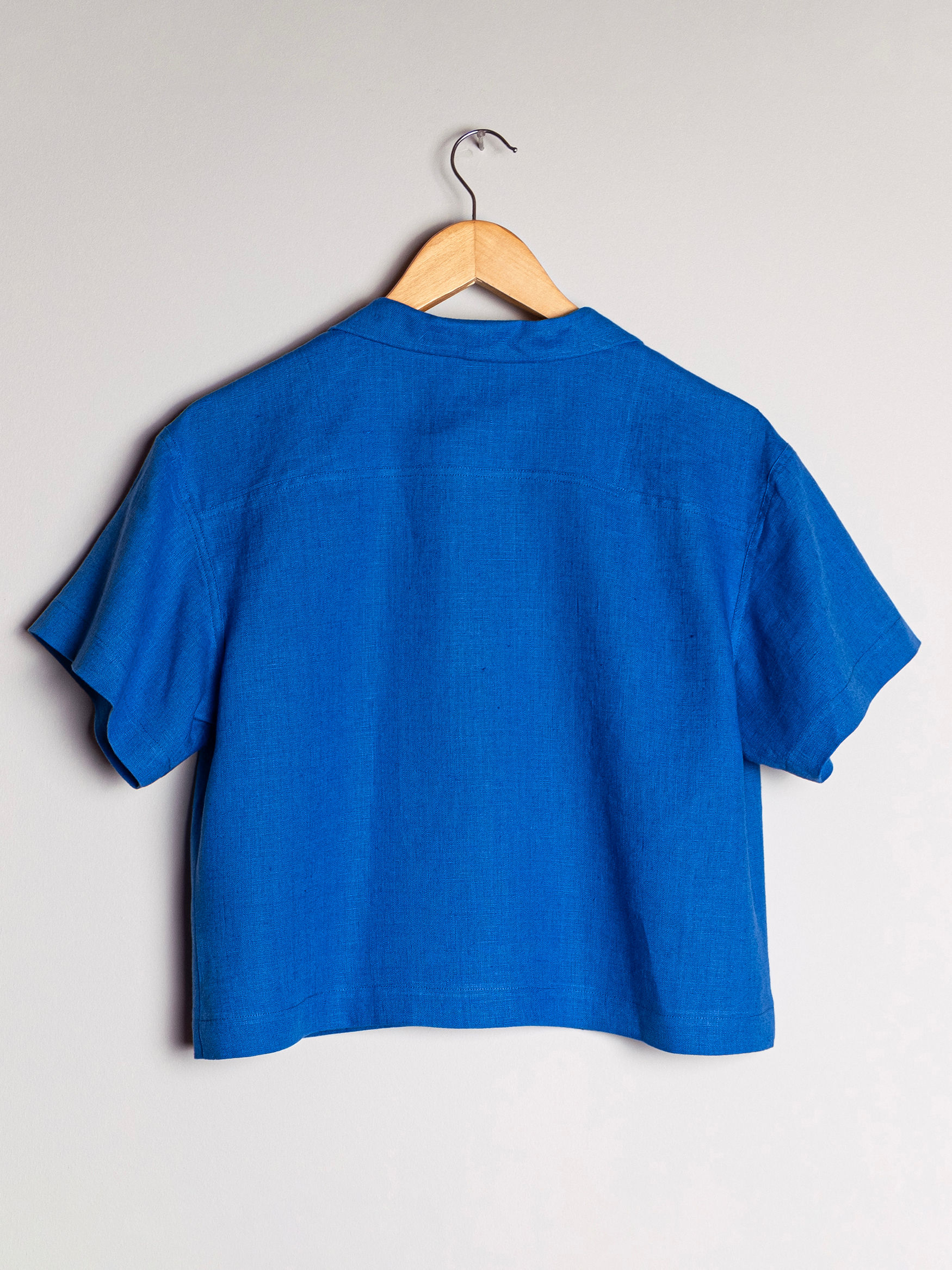 Kutu kesim kısa kollu keten gömlek arkadan görünüm askıda