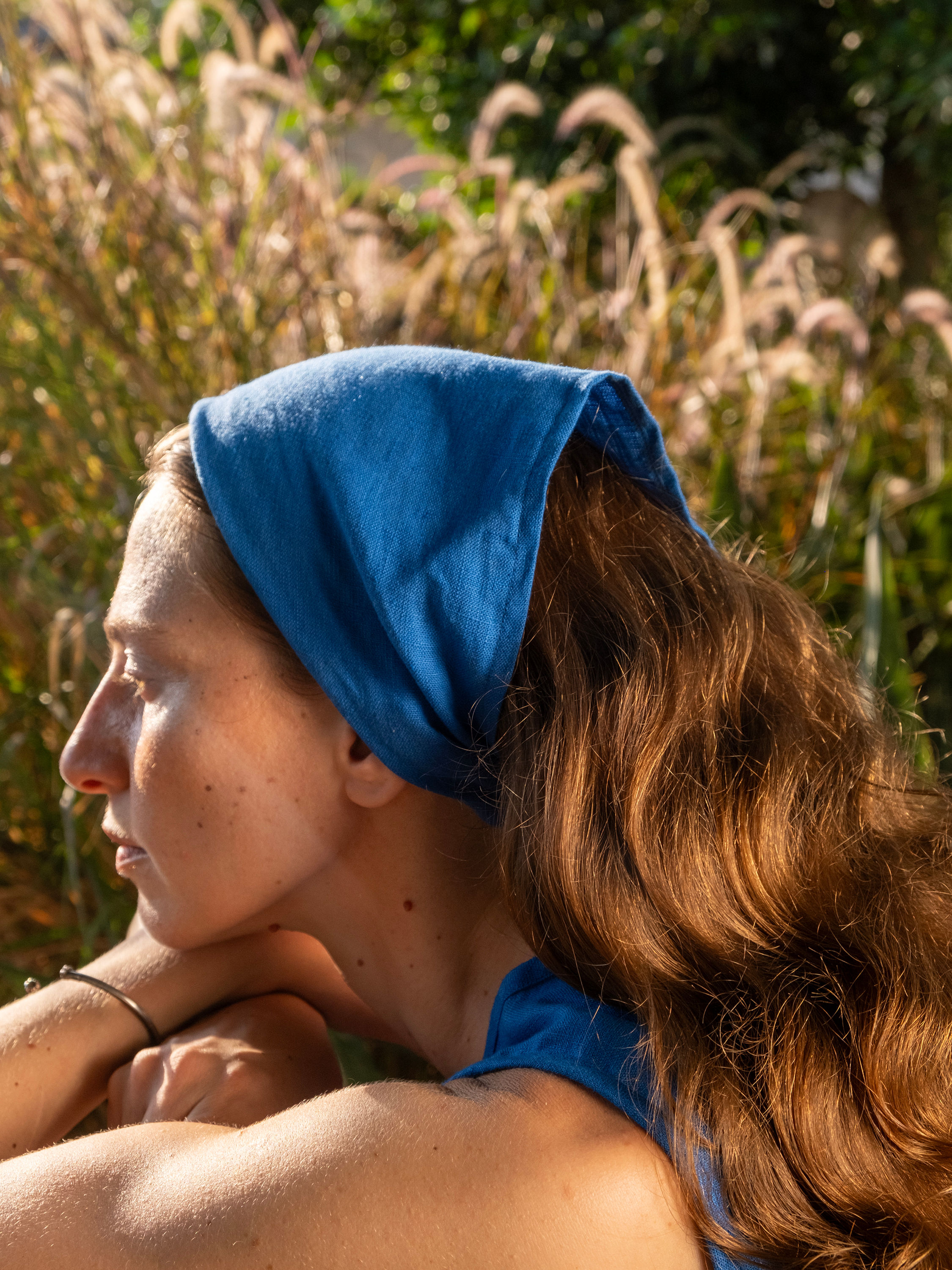 Arkası lastikli keten saç bandı yandan görünüm