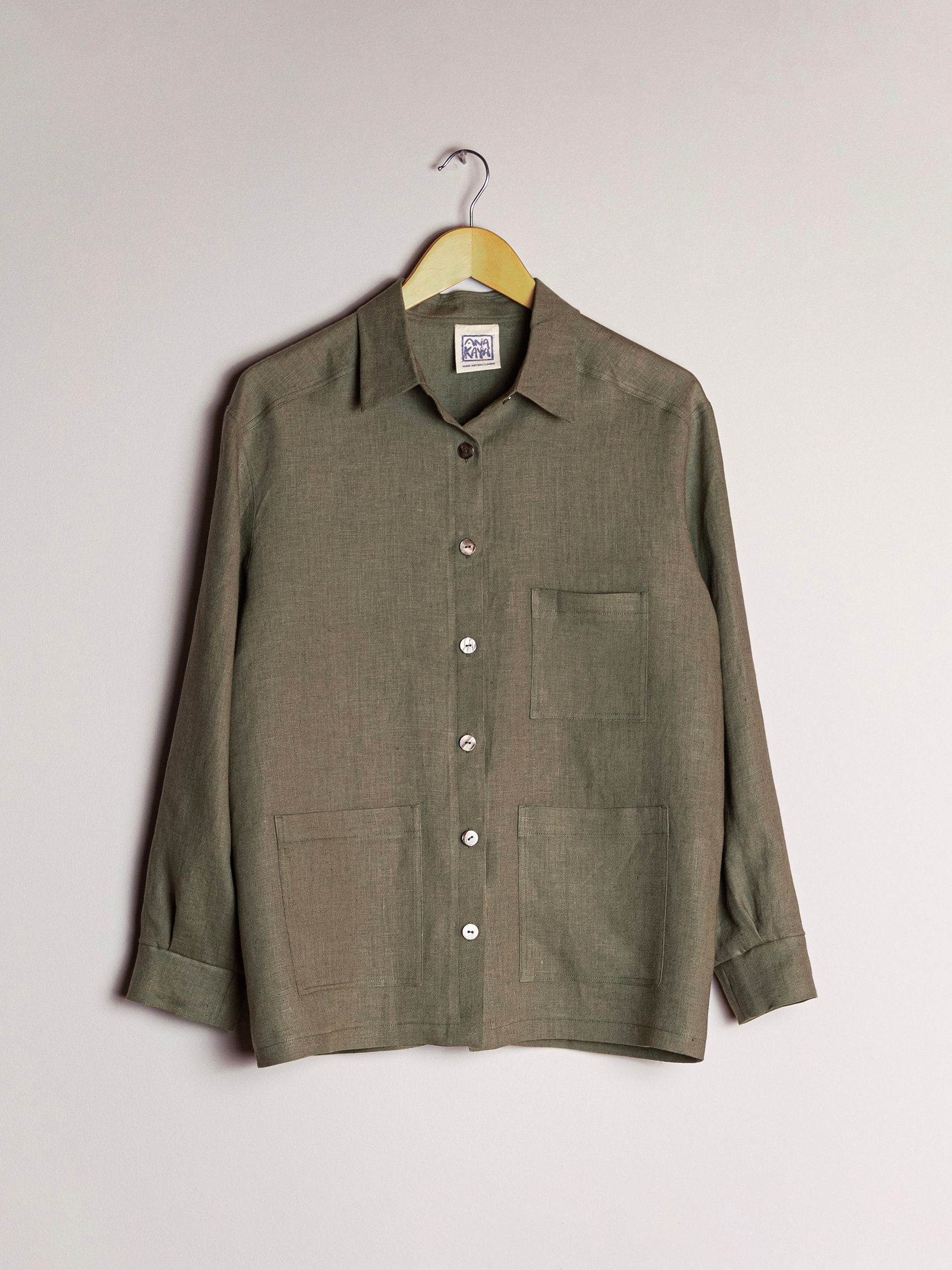 Geniş cepli kutu kesim klasik keten gömlek önden görünüm askıda