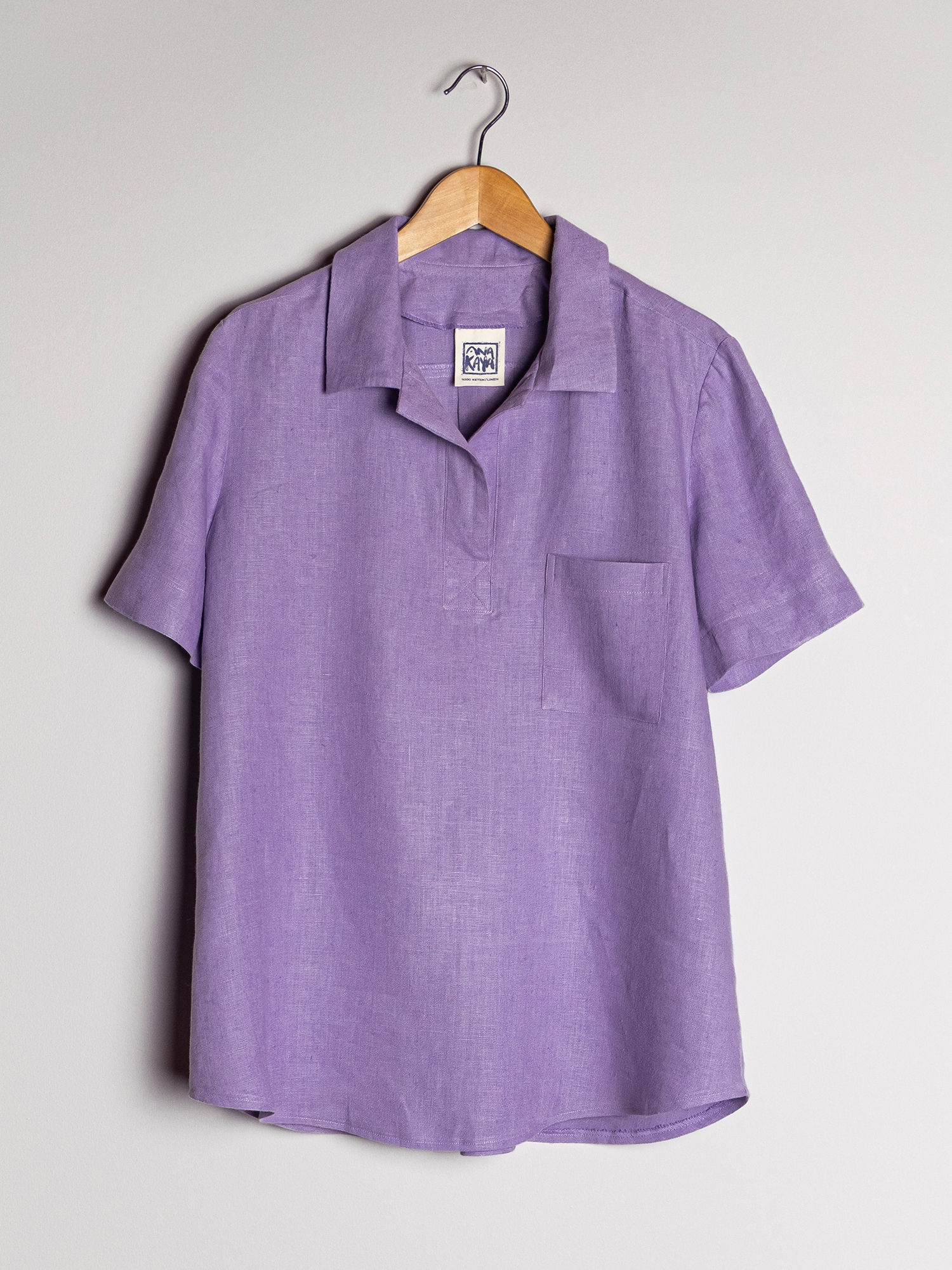 Polo yaka kısa kollu keten gömlek önden görünüm askıda