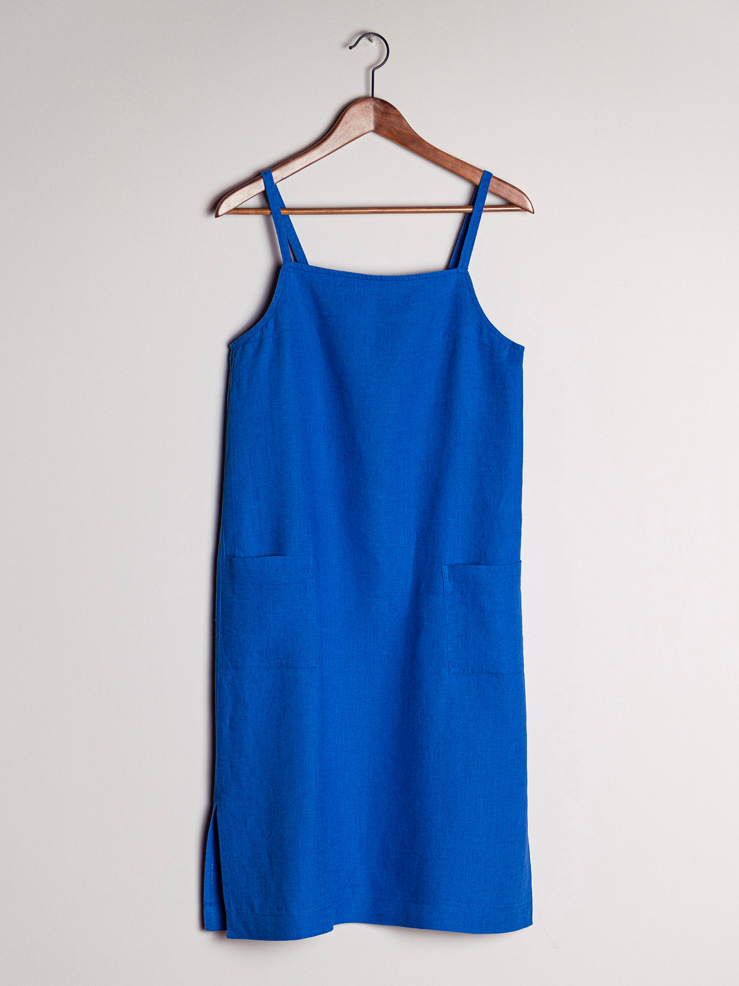 Askılı geniş yama cepli keten dizaltı elbise önden görünüm askıda