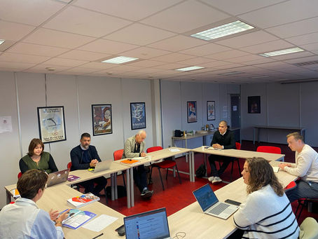 Participants au P'tit Déj' du CROS Hauts-de-France échangeant autour des dispositifs RH pour le sport associatif.