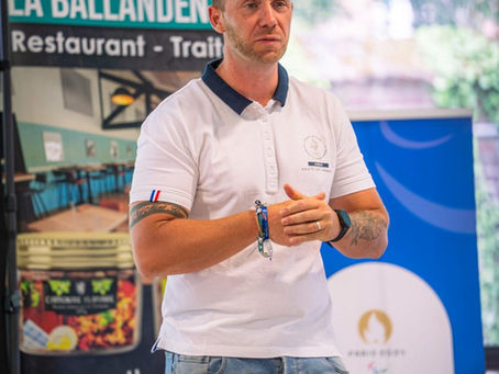 Romain Boulert présente le pack "Visa pour demain" aux associations sportives lors de la soirée WE CAN dédiée au sport et au handicap.