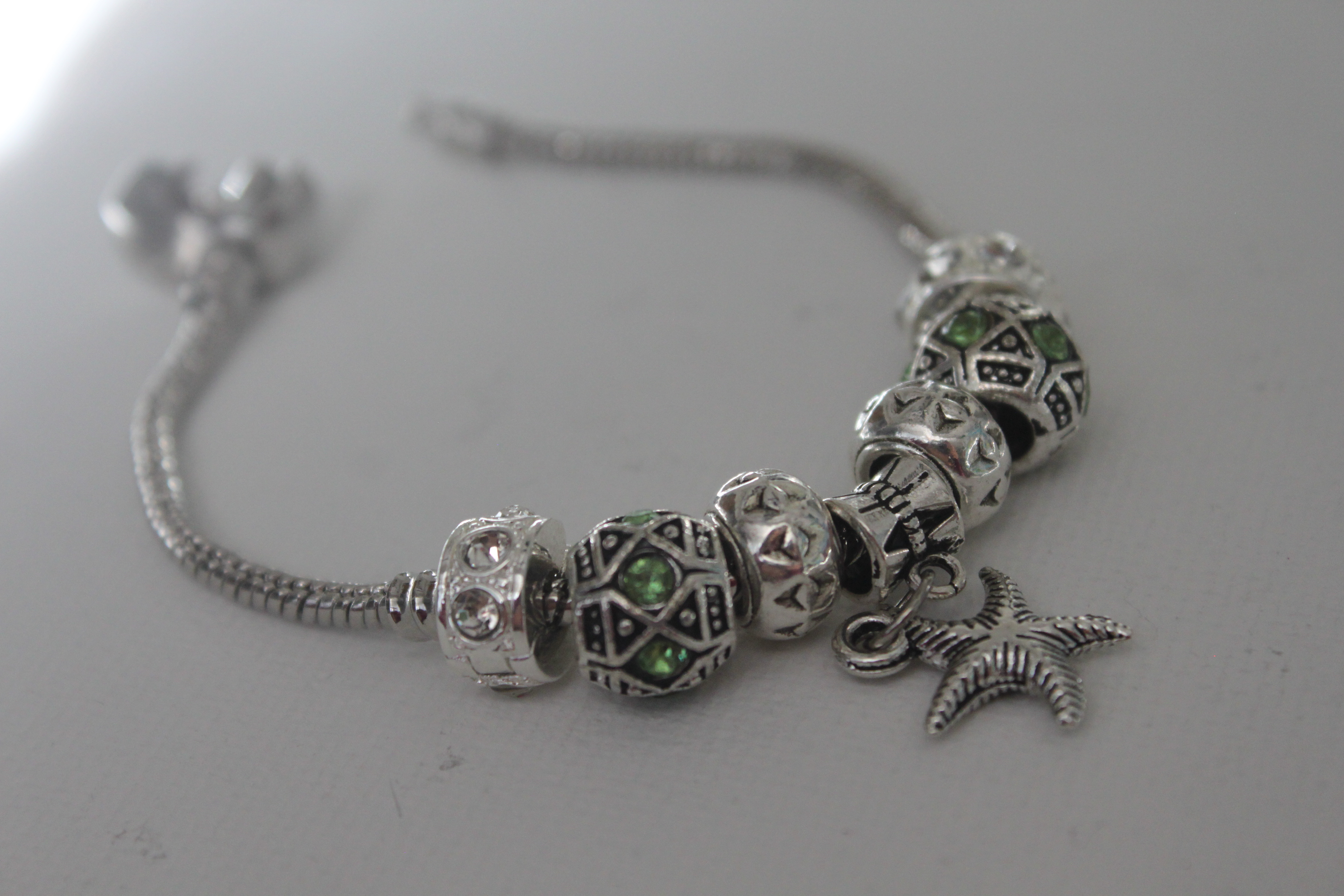 Star charm bracelet green metal