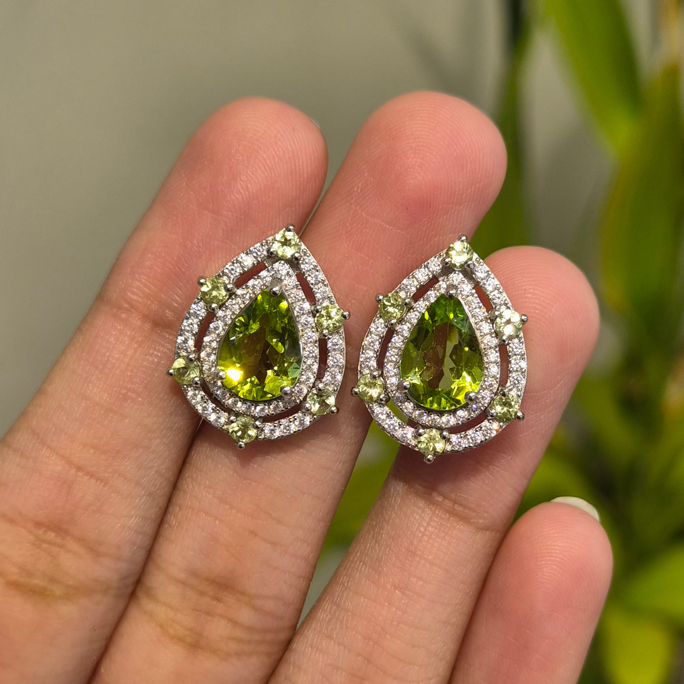 Natural Pear-Cut Peridot Stud Earrings in 925 Sterling Silver
