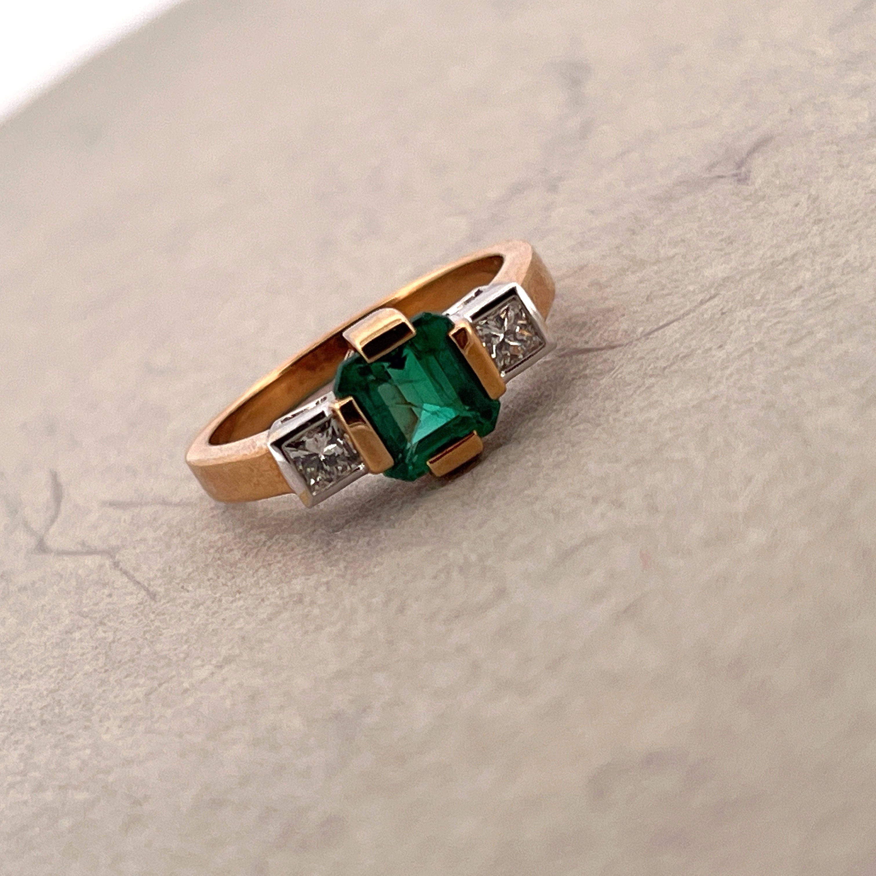 Natural IGI certified- Emerald and diamonds 18K gold ring