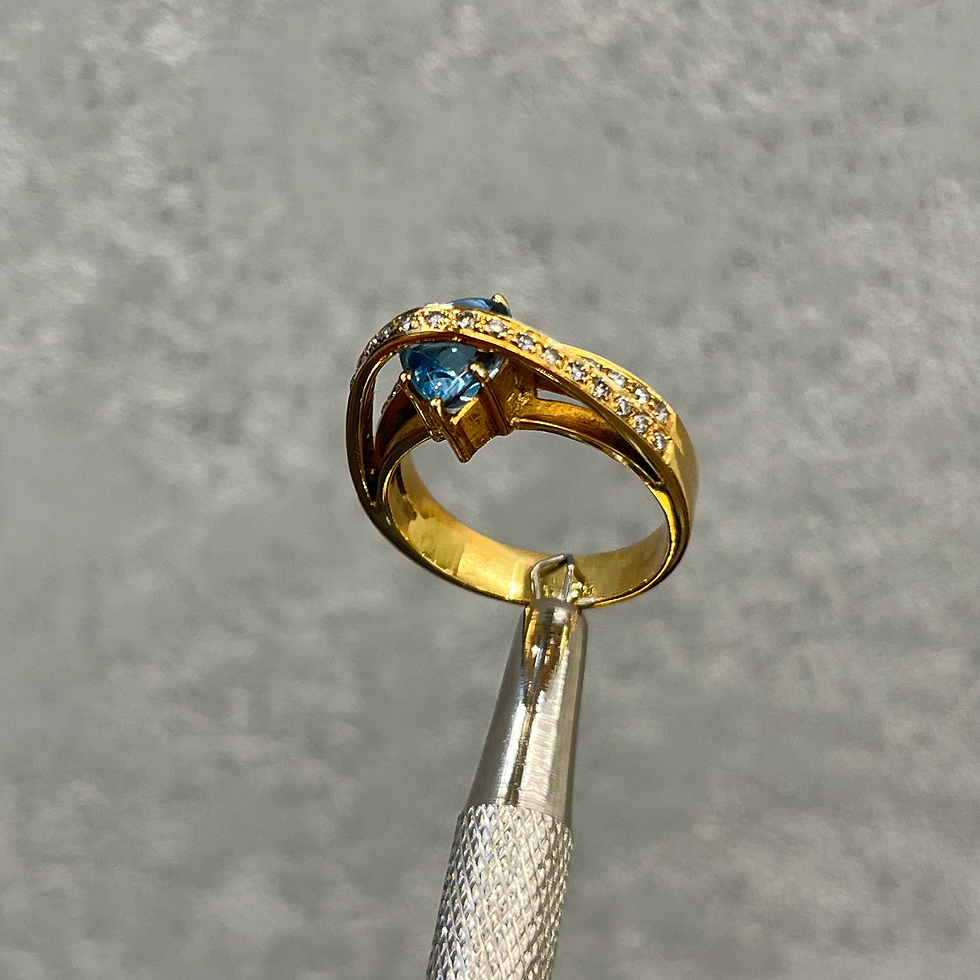 Miniature : Natural Blue Topaz and Diamond 18K gold Ring