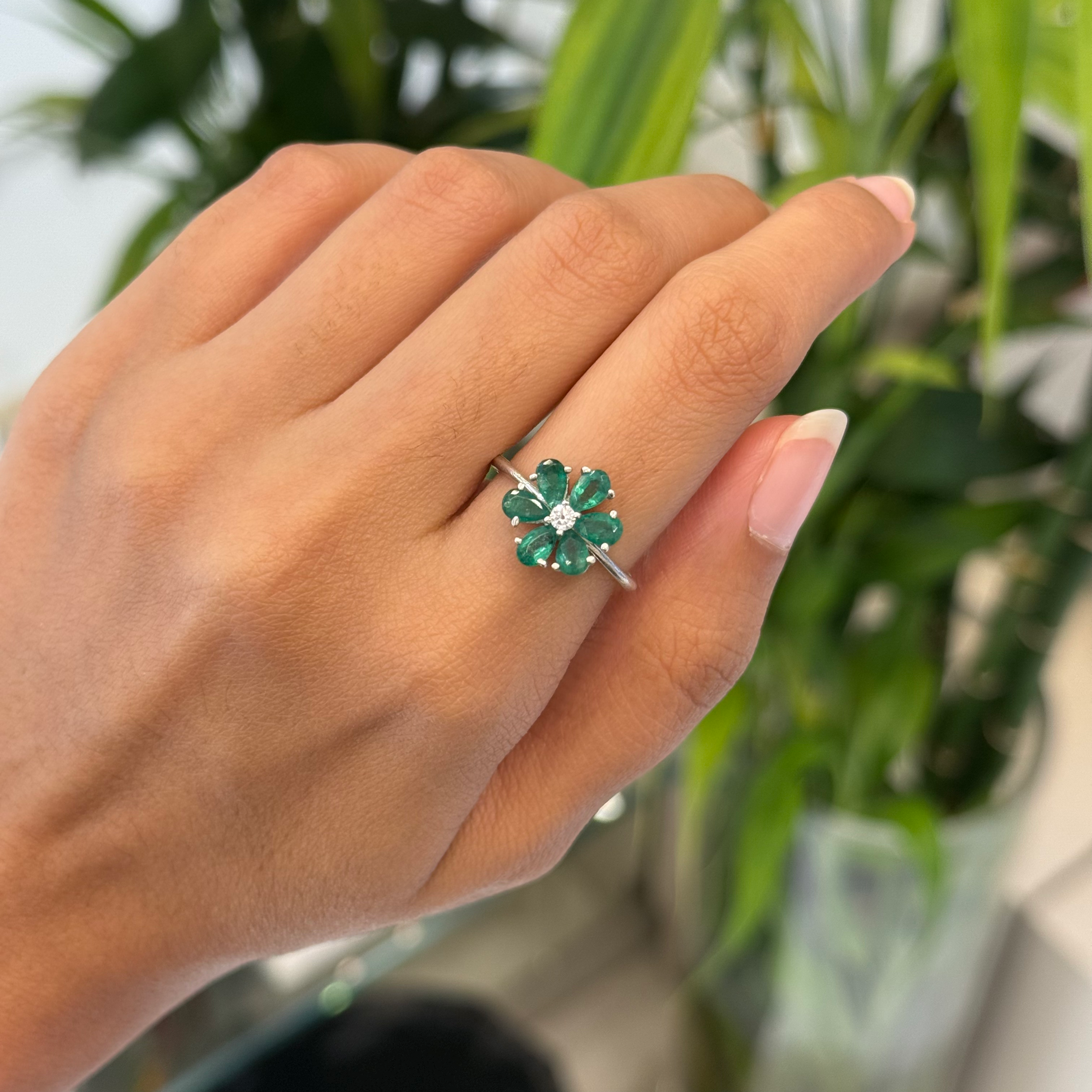 Natural emerald flower ring