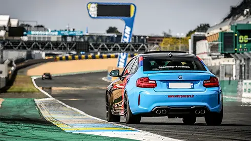 Pilote au volant d’une BMW M2 lors d’un stage de pilotage sur circuit