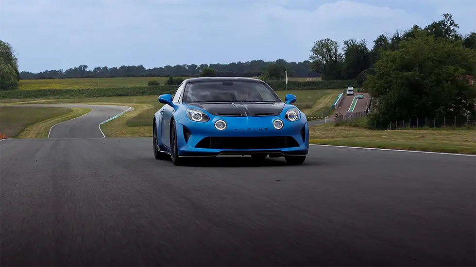 Stage de pilotage alpine A110 R sur circuit alpine au circuit de Clastres proche de Paris, coaching sur-mesure