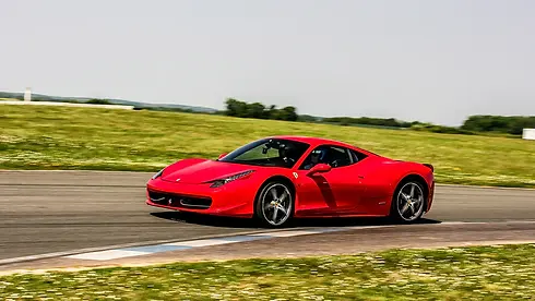 Conduite sportive Ferrari lors d'un stage de pilotage près de Paris