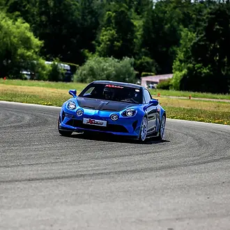 Alpine en virage sur le circuit des Ecuyers
