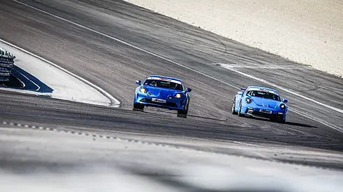 Passage dans la courbe de Pouas sur le circuit Dijon Prenois