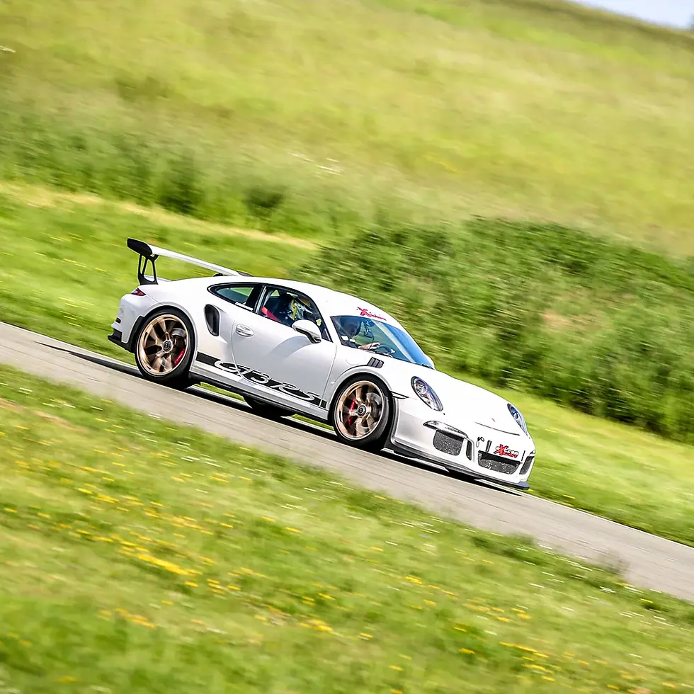 Virage technique du Circuit des Écuyers pendant une journée dédiée au pilotage automobile