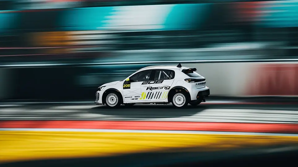 Accélération en sortie de virage en Peugeot 208 Racing TC6 sur circuit