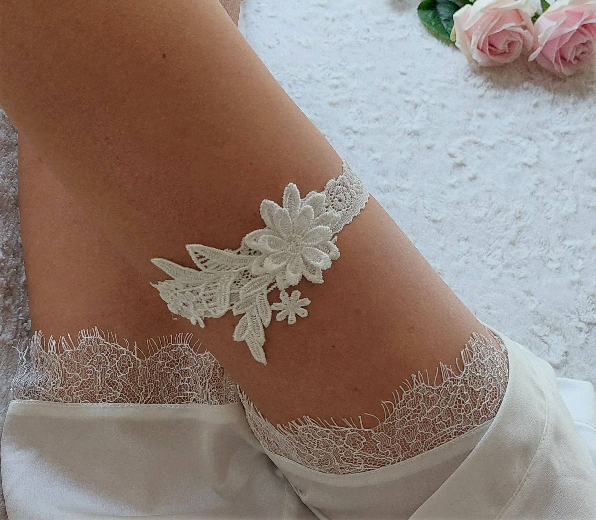 G12: Floral lace garter