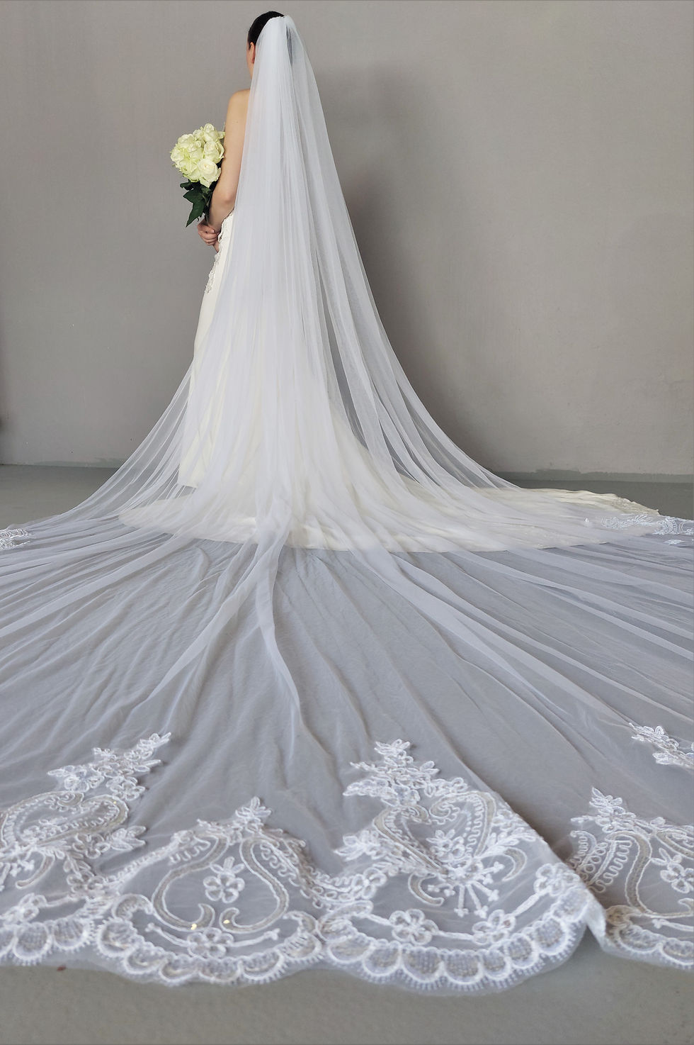 Thumbnail: V9: Lace trim extra-long bridal veil