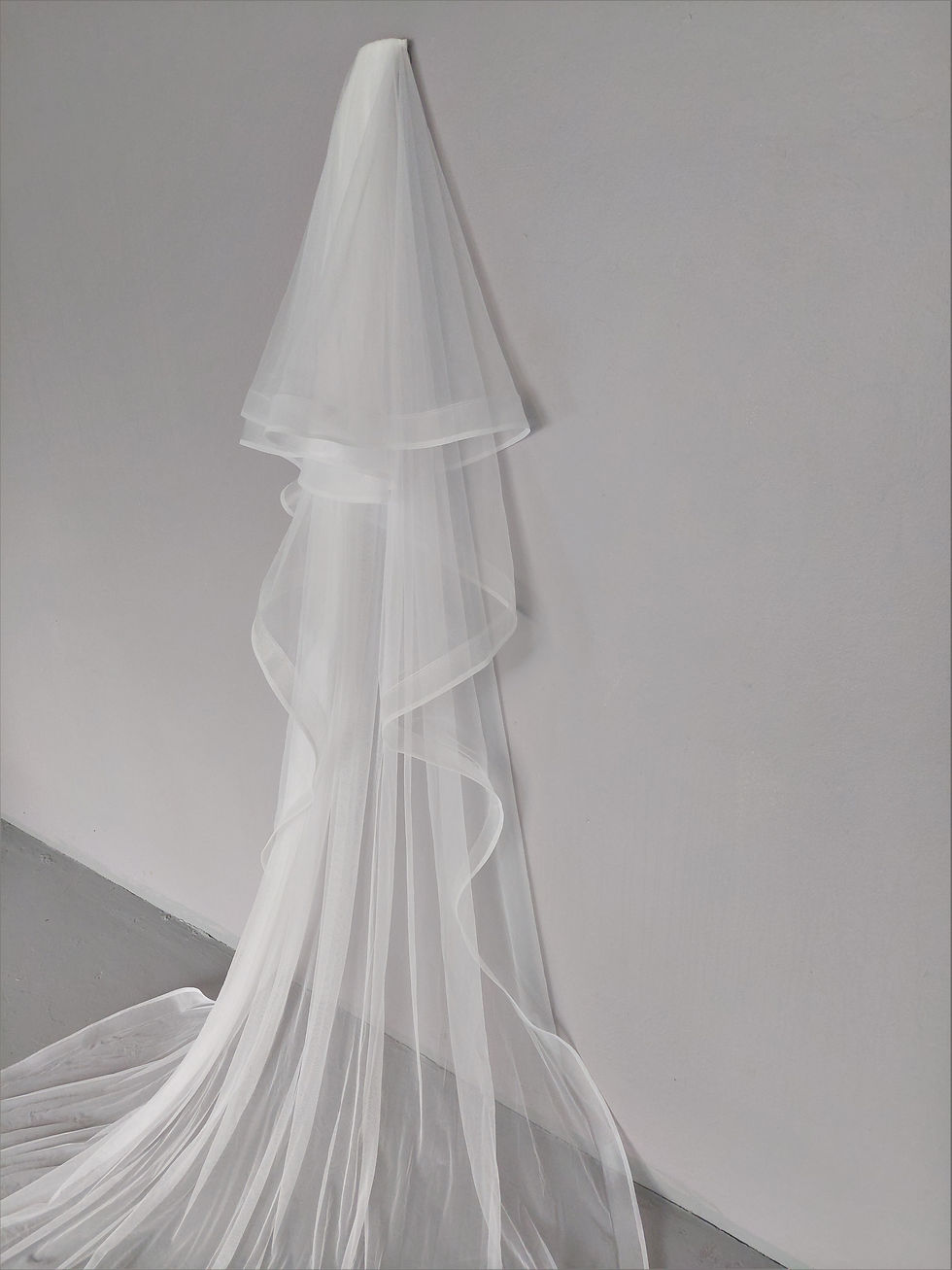 Thumbnail: V27: Elegant sheer trim bridal veil
