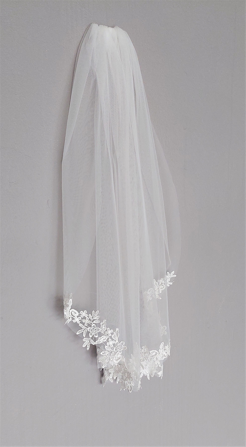 Thumbnail: V17: Lace trim bridal veil