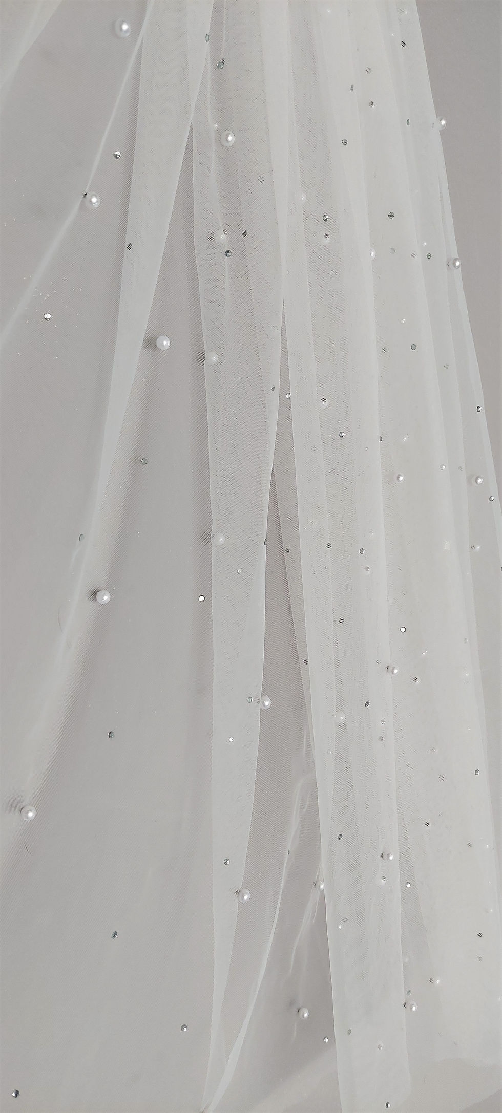 Thumbnail: V12: Rhinestone & pearl bridal veil