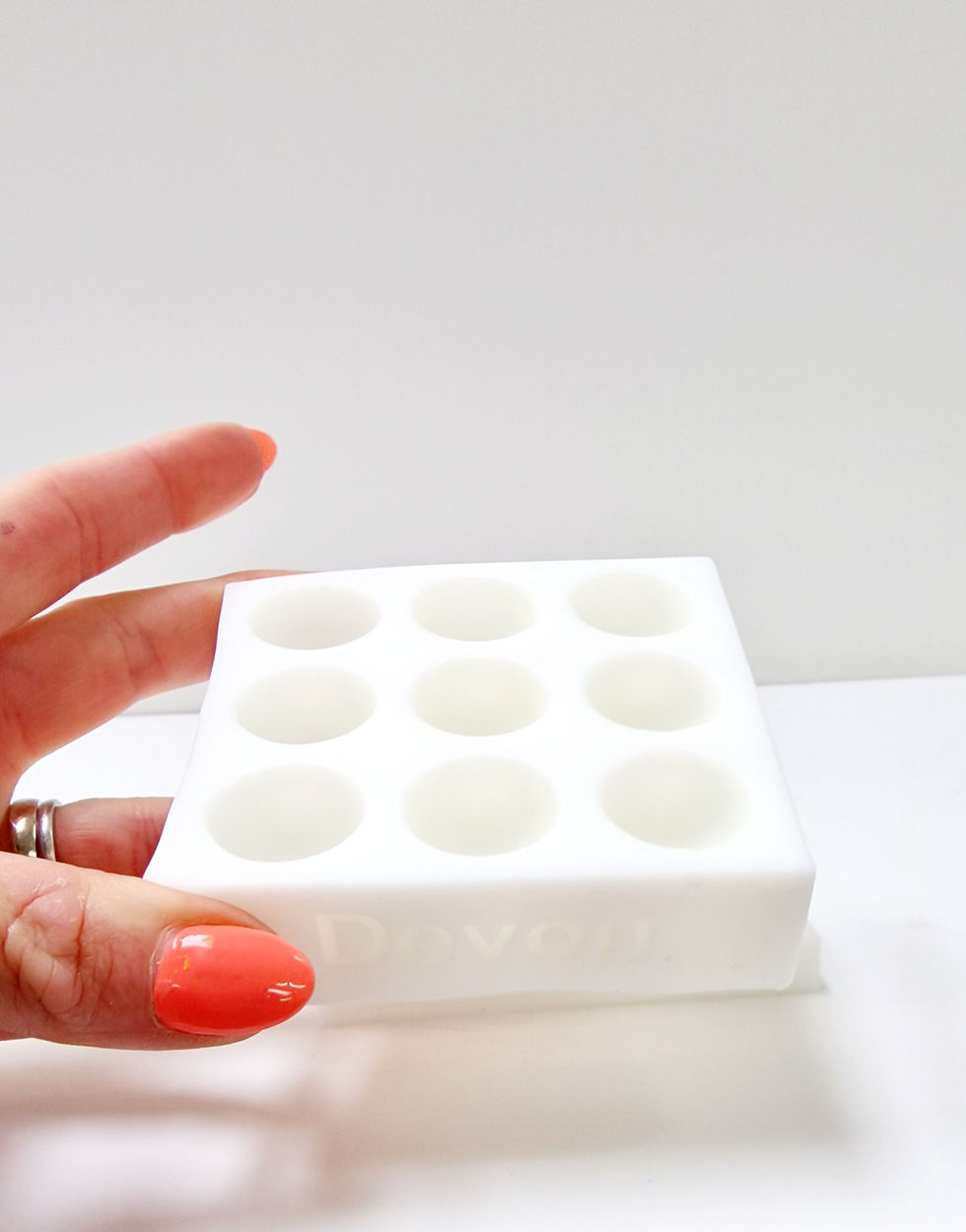 الصورة المصغرة: Mini easy clean silicone paint pallet with lid 