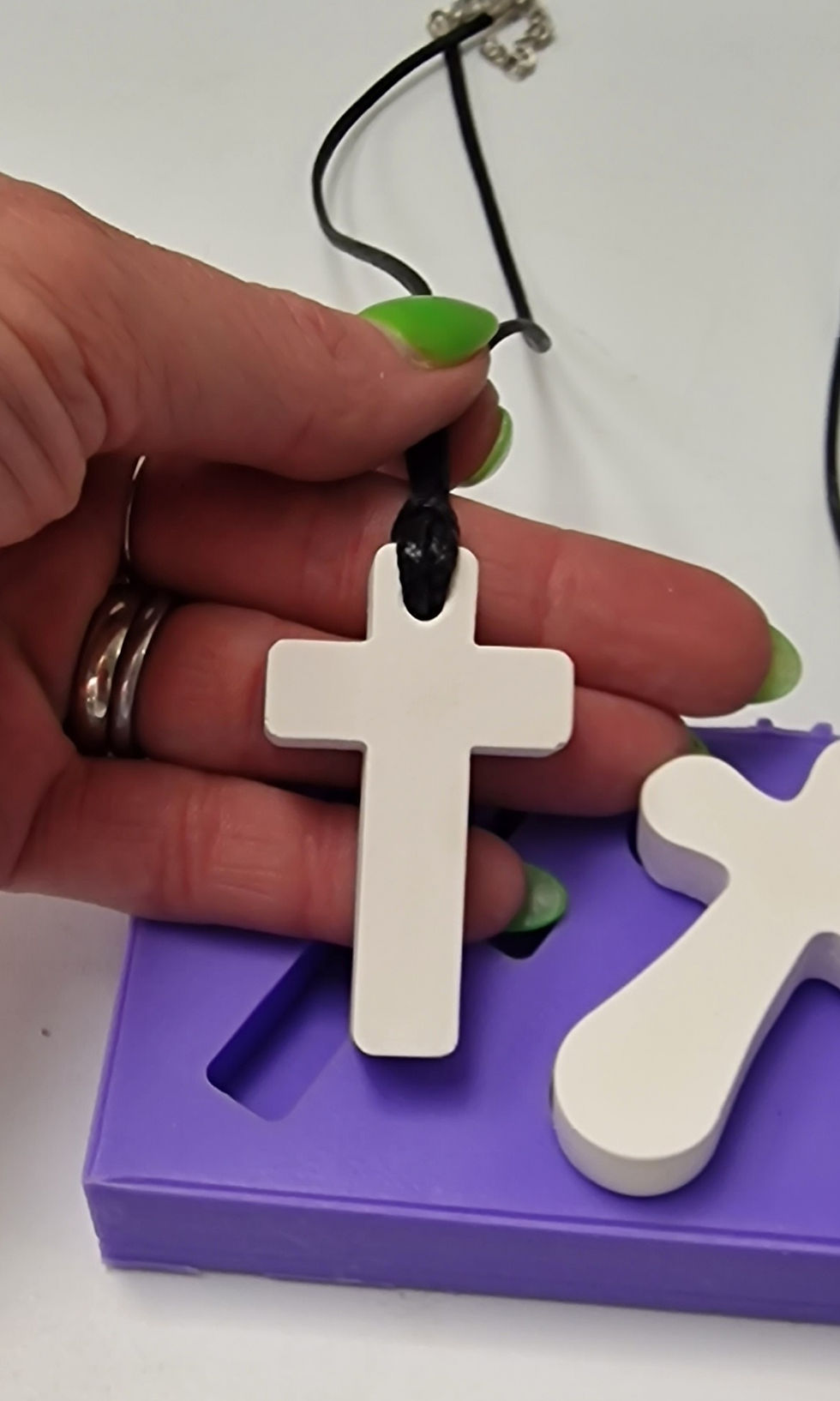 الصورة المصغرة: Cross pendant silicone mould , cross necklace mold