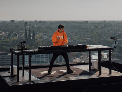 Martin Garrix celebra el Kingsday desde un rascacielo
