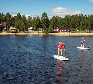 Standup Paddling auf dem Sandsjönsee in Nordschweden. Ein fantastische Art die Ruhe und Weite auf dem Wasser im hohen Norden zu geniessen.