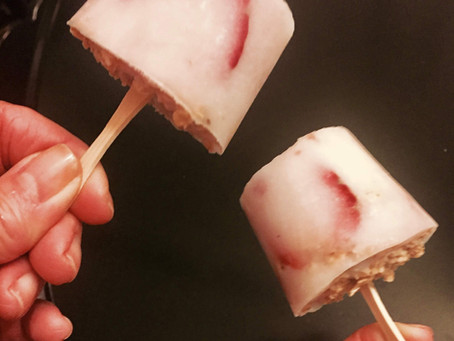 Frozen Strawberry Yogurt and Granola Pops