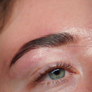 Brow lamination. Wenkbrauwen lamineren 