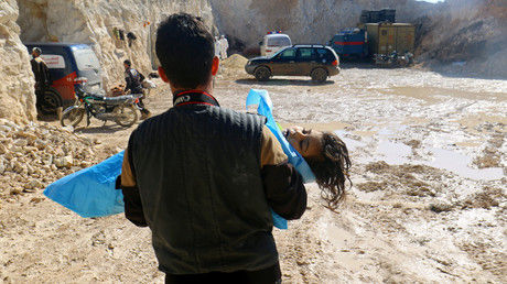 Syrien, Chan Scheichun, 4. April 2017: Ein Mann trägt ein Kind in seinen Armen, das Opfer des Giftgaseinsatzes wurde.