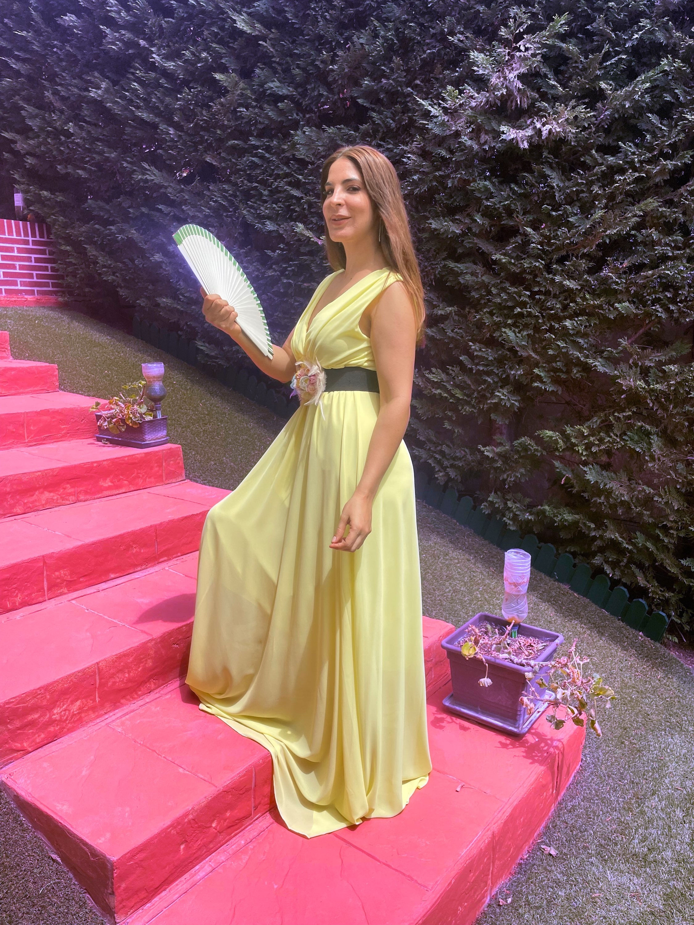 vestido largo sencillo amarillo con vuelo para invitada