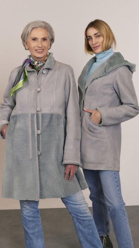 Nachhaltige Pelz-, Leder- und Stoffmode von Michael Bornett, Kürschnermeister in Wien & NÖ – Reversibler Lammfellmantel
und Lammfelljacke
mit Kapuze
in frischem eisblau
Accessoire:
Seidentuch