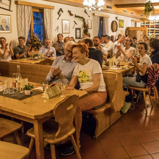 Live-Konzert vom Kulturzirkel in Brunn am Gebirge – Die Weinbergmusikanten auf der Bühne im Weingut Niegl. Publikum genießt die Musik in stimmungsvoller Atmosphäre.