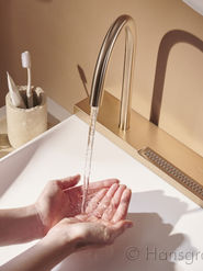 Frau wäscht sich die Hände; Pluy Installateur in Bad Vöslau: zuverlässige Lösungen für Heizung, Sanitär, Wasser, Wärmepumpen, Bad Sanierung und Reparaturen.