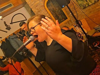 Live-Konzert vom Kulturzirkel in Brunn am Gebirge – Be swingt im Weingut Niegl. Publikum genießt die Musik in stimmungsvoller Atmosphäre.