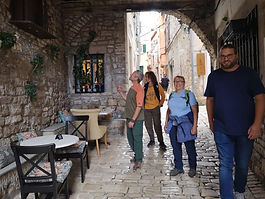 Gruppe erkundet eine Stadt - Erlebnisurlaub, Wunderwoche Istrien, Bewegung, Kultur & Genuss mit Reinhard Prenn