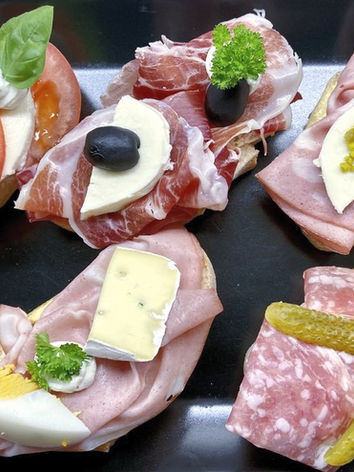 Köstliche Brötchen bestellen im Numero Uno Kulinarik & Getränke für Wien, NÖ & Mödling: kleine, feine Cafe- und Weinbar mit Flair. Genießen Sie italienische Spezialitäten und köstliche Eiskreationen. NEU: Agapen, exklusive Feiern & Brötchen bestellen.