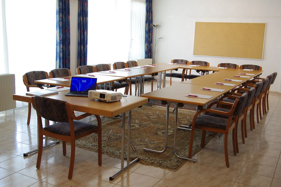 Heller Seminarraum „Seeblick“ im Weinhotel Pasler-Bäck mit großzügigen Fenstern und Blick auf den Neusiedler See – ideal für inspirierende Meetings in entspannter Atmosphäre; das Hotel steht für herzliche Gastfreundschaft und unvergessliche Erlebnisse inmitten der Weinregion Jois.