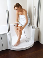 Frau im Badezimmer behindertengerecht; Installateur Pluy in Bad Vöslau für Heizungen, Sanitär, Wasserinstallationen, Wärmepumpen, barrierefreie Bäder und Reparaturen.
